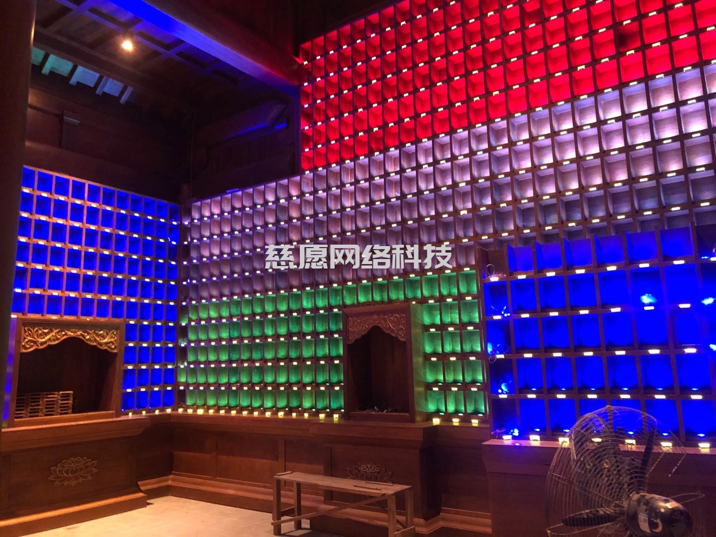 慈愿智能萬佛墻和光明燈為什么要設(shè)計(jì)成32種可變顏色燈板，3種顏色的公示姓名牌？